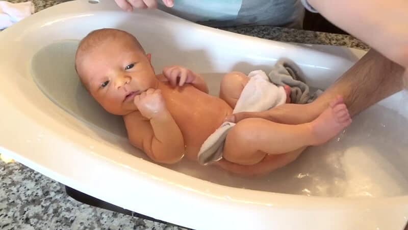 Nước tắm trị rôm sảy cho trẻ sơ sinh và trẻ nhỏ