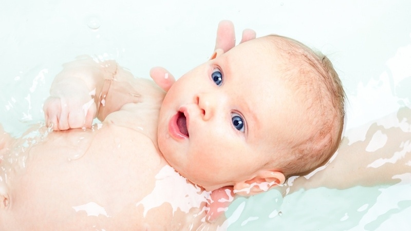 Cần lưu ý chọn loại sữa tắm trị chàm phù hợp cho bé.
