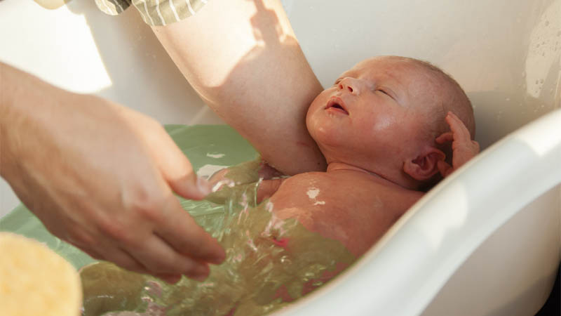 Sử dụng nước tắm thảo dược dịu nhẹ để tắm hàng ngày cho bé