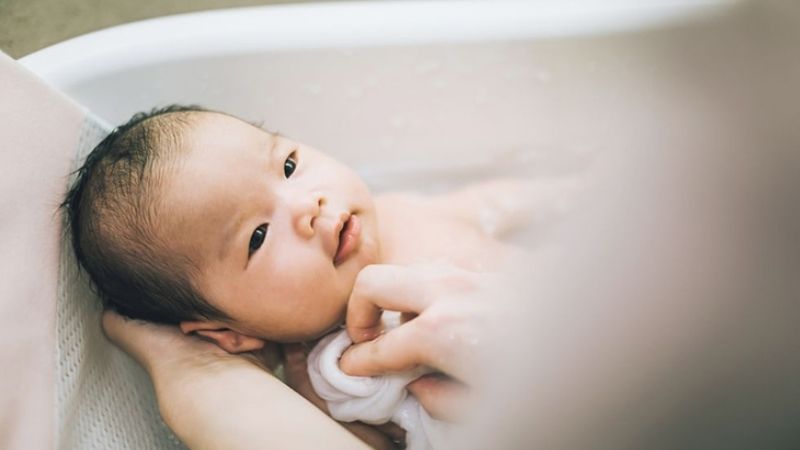 Cách tắm cho trẻ sơ sinh 1 tháng tuổi đơn giản, dễ thực hiện