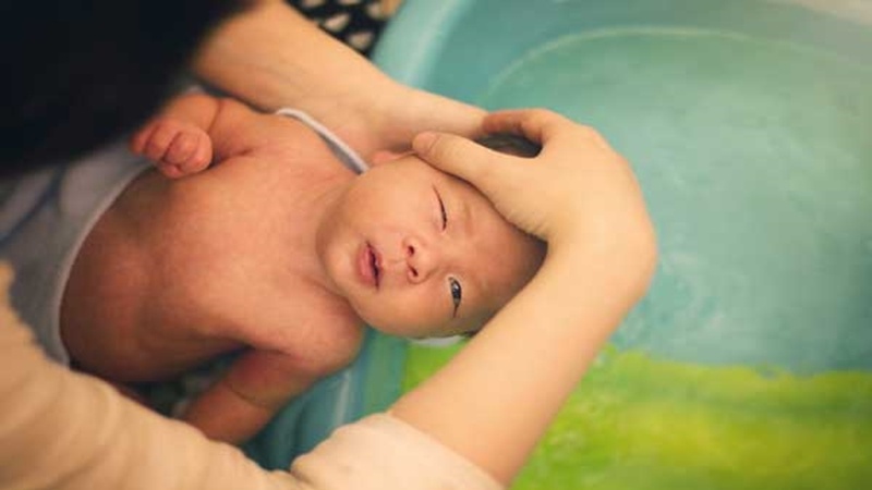 Sử dụng phương pháp tự nhiên có thể giúp mụn sữa ở trẻ sơ sinh thuyên giảm.