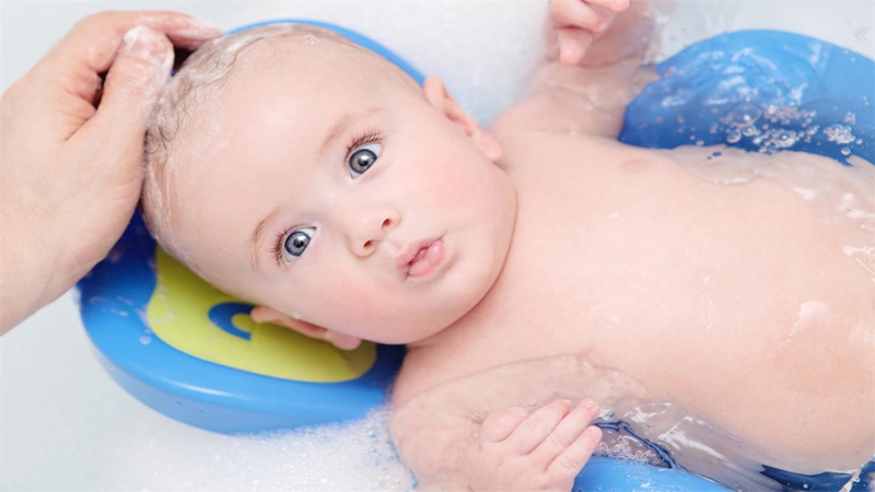 Có nên sử dụng sữa tắm Lactacyd cho bé hay không?