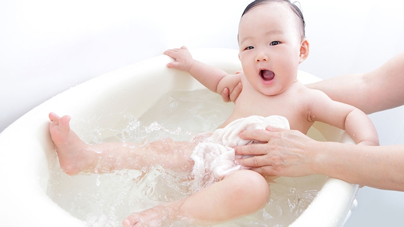 Diệp An Nhi - nước tắm đặc trị viêm da hiệu quả cho bé