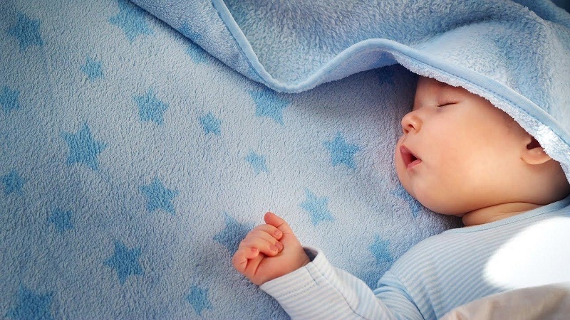 Những nguyên nhân gây tình trạng khó ngủ cho trẻ sơ sinh vào ban đêm