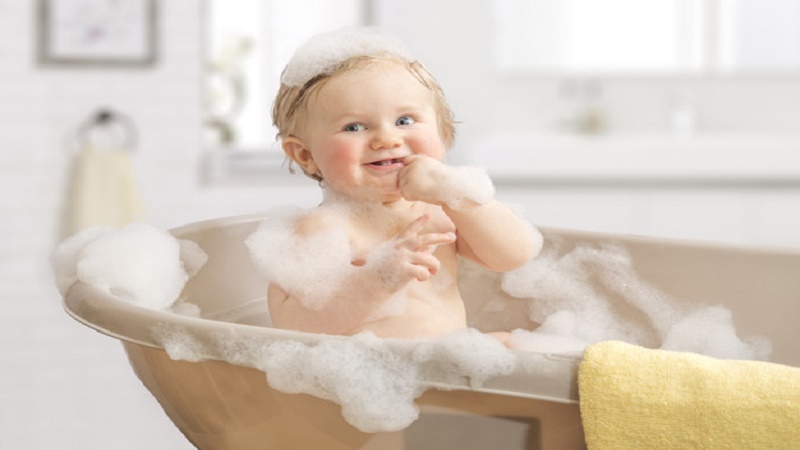Nên tắm cho trẻ sơ sinh vào mấy giờ là tốt nhất?