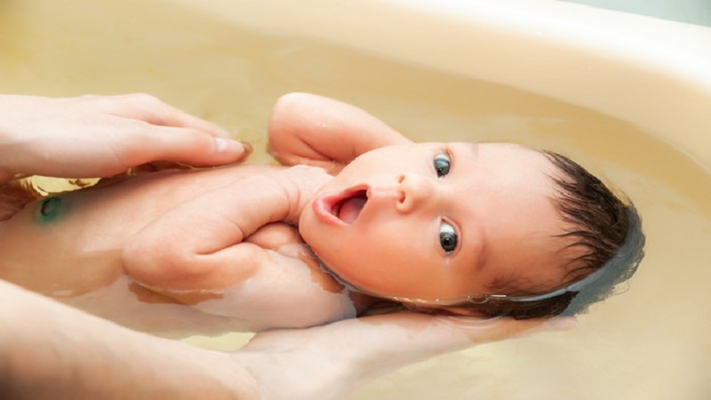 Các bước tắm cho trẻ sơ sinh