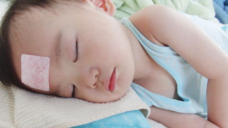 Trẻ bị sốt khiến cơ thể bé mệt mỏi, khó chịu