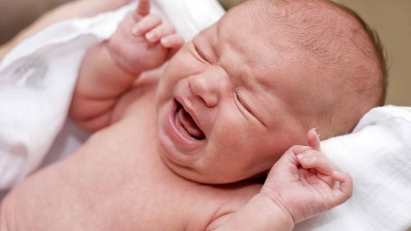 Tại sao da trẻ sơ sinh nổi bông sữa
