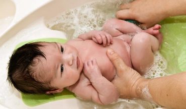 Có nên tắm lá khi bé bị rôm sảy