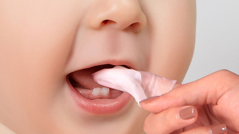 (Lựa chọn gạc rơ lưỡi phù hợp với trẻ giúp tăng hiệu quả vệ sinh lưỡi)