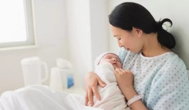 Mẹ sau sinh có nên tắm thảo dược không?