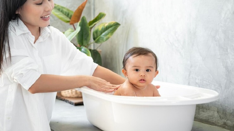Tắm cho trẻ sơ sinh