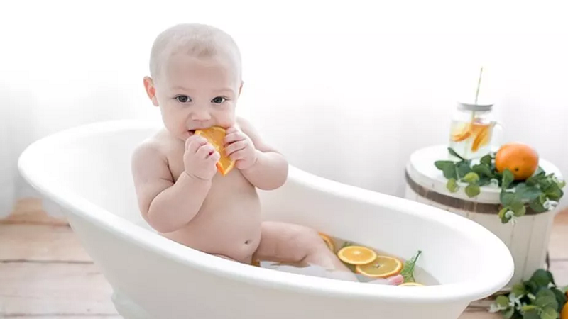 Có nên tắm thảo dược cho bé thay sữa tắm hằng ngày?