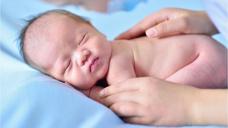 Da bé nhạy cảm dễ bị kích ứng: Mẹ nên làm gì để bảo vệ làn da của bé?