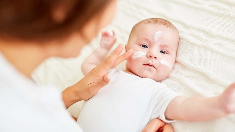 Chàm sữa ở trẻ sơ sinh kéo dài không khỏi: Nguyên nhân ít ai ngờ và cách xử lý đúng tại nhà