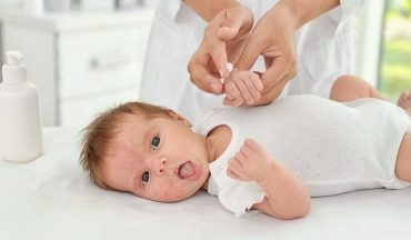 Cách phục hồi da cho bé bị viêm da an toàn, hạn chế khô rát và tái kích ứng