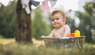 Nhầm lẫn khi dùng lá tắm cho bé