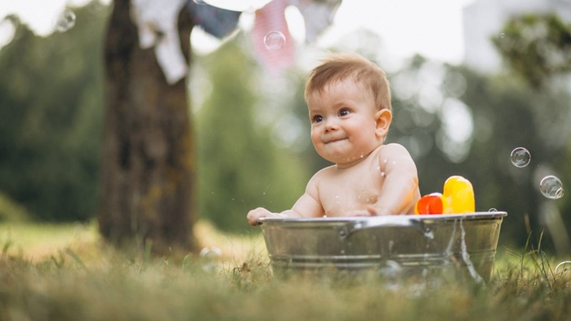 Nhầm lẫn khi dùng lá tắm cho bé