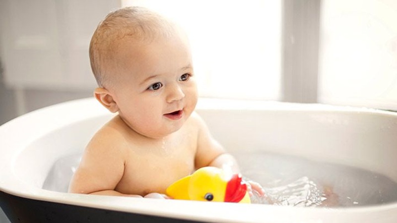 Tắm cho bé khi đi du lịch