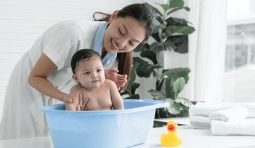 Tắm lá dân gian cho bé