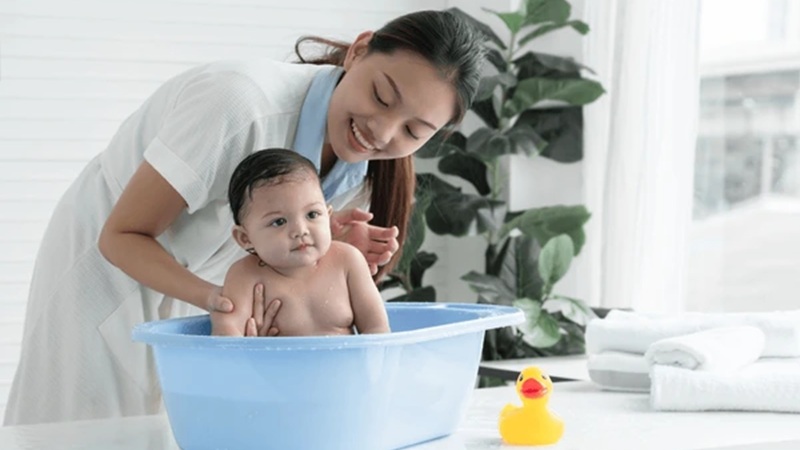 Tắm lá dân gian cho bé