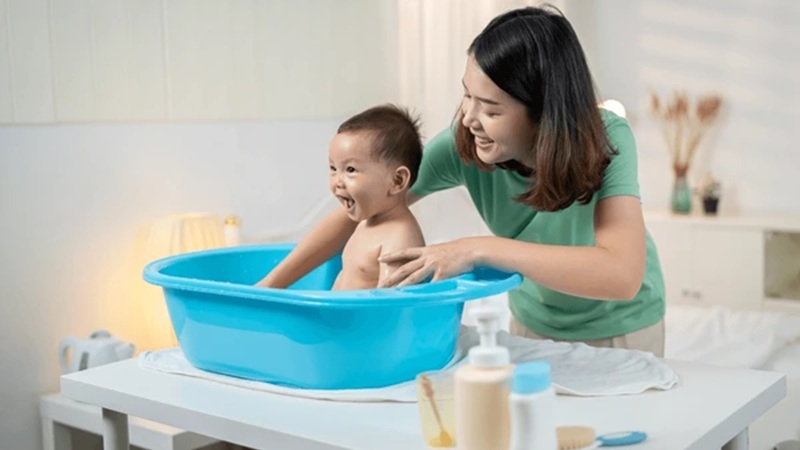 Tắm cho bé