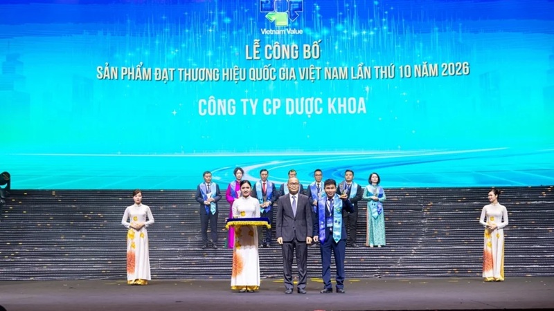Khoảnh khắc trao chứng nhận Thương hiệu Quốc gia cho Công ty Cổ phần Dược Khoa