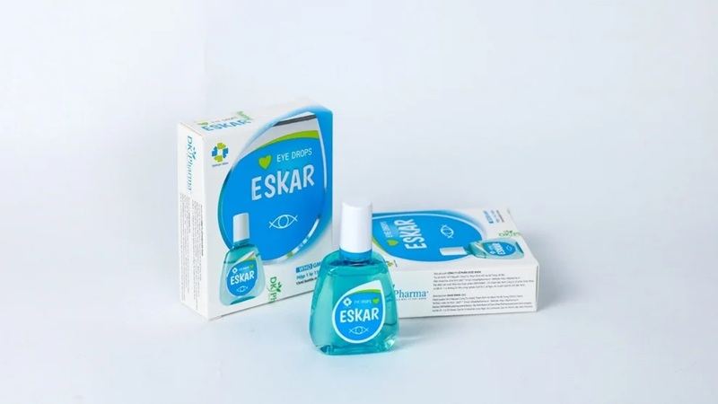 Thuốc nhỏ mắt Eskar có in biểu trưng Thương hiệu Quốc gia Việt Nam